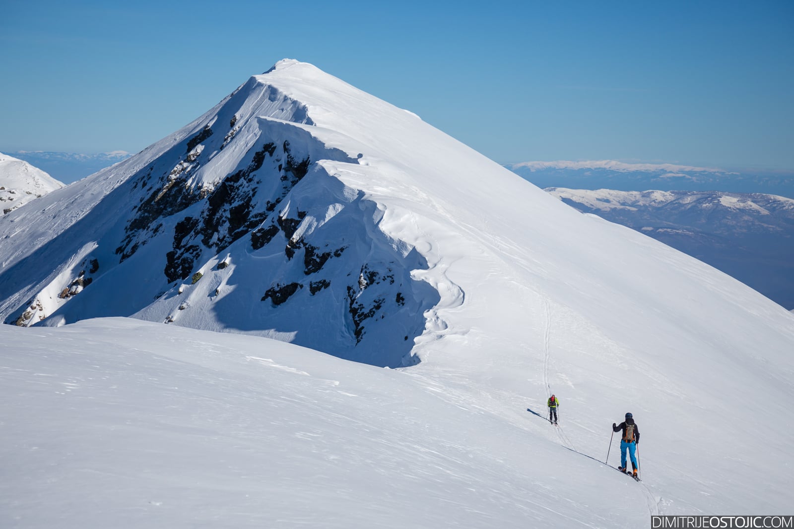 teleferiku-me-6-ulese-ne-kodren-e-diellit-ne-dispozicion-per-shetitje-panoramike