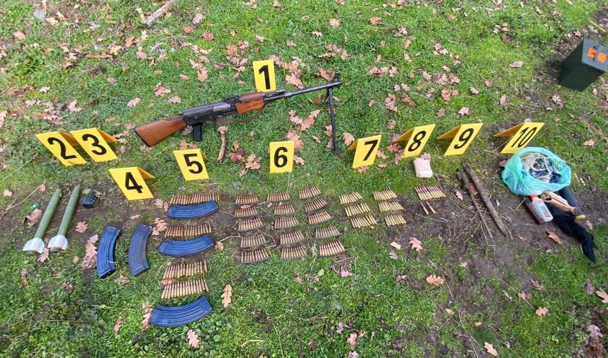 aksion-i-gjere-ne-leposaviq-policia-sekuestron-arsenal-armesh-ne-dy-lokacione