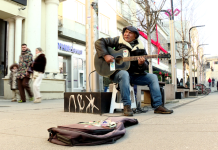 Shain Bekir, artisti i rrugës që performon në rrugët e Shkupit për mbijetesë