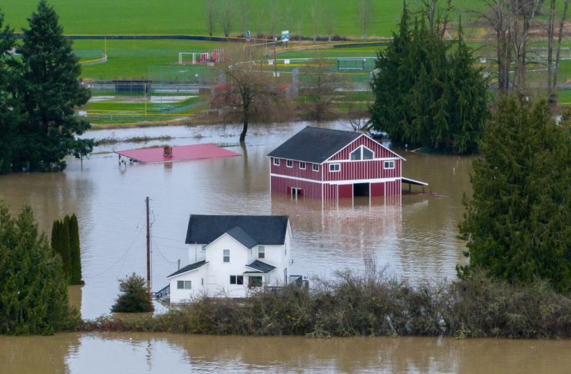 Përmbytjet në Uashington detyrojnë një qytet të tërë të evakuohet