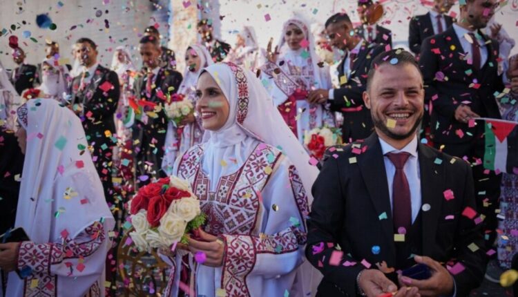 Ringjallet shpresa  54 çifte martohen në një ceremoni masive në Gazë