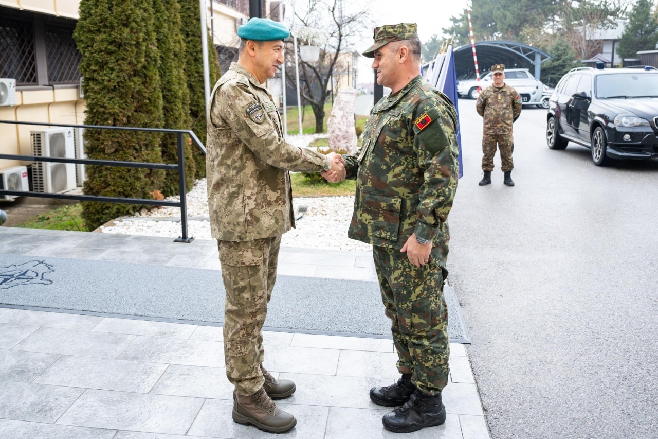 komandanti-i-kfor-it-pret-shefin-e-ushtrise-shqiptare-flasin-per-sigurine-ne-kosove-e-rajon
