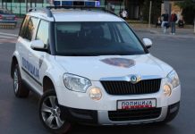 Goditet nga vetura dhe më pas rrihet nga 2 persona