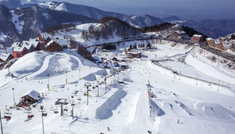 Rekord reshjesh në Evropë  3 metra dëborë në Prato Nevoso të Italisë