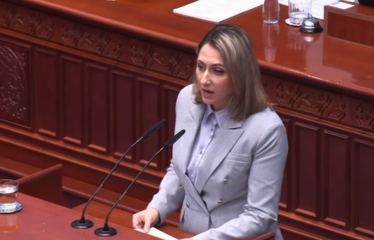 Rina Ajdari: Dezinformatat dhe propaganda nuk “luftohen” me rezolutë në Kuvend