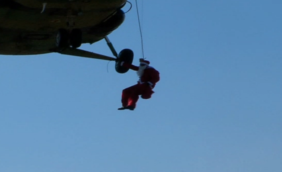 Fëmijët e ushtarëve presin Babagjyshin me helikopter 