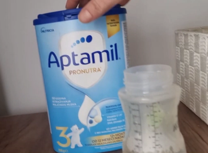 qumesht-per-foshnja-me-bakter-ne-treg-institucionet-terheqin-serine-problematike-te-aptamil-1