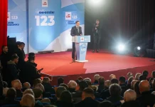 Premtimi i Abdixhikut: Paga e mësuesit 1000€, e infermierit 975€, e policit dhe ushtarit 900€