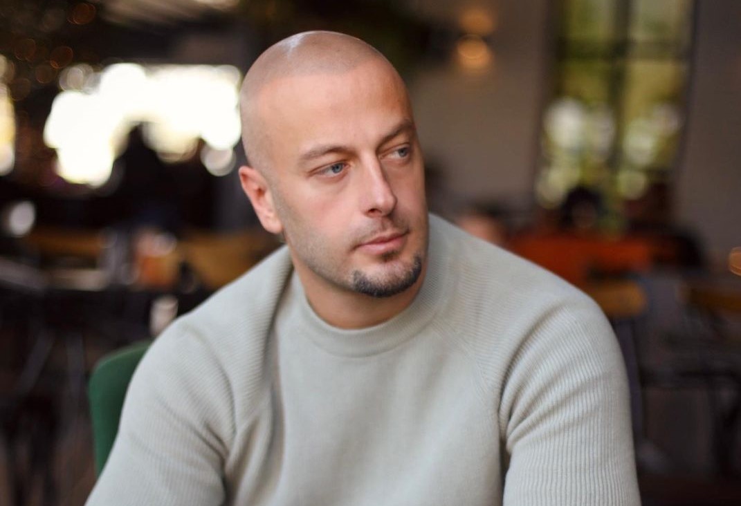 Nuk e keni parë prej vitesh  kështu duket sot Adrian Gaxha