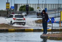 Rrugët shndërrohen në ‘lumenj’, hotele luksoze nën ujë/ Shira të rrëmbyeshëm përmbytin Dubain dhe Abu Dhabin