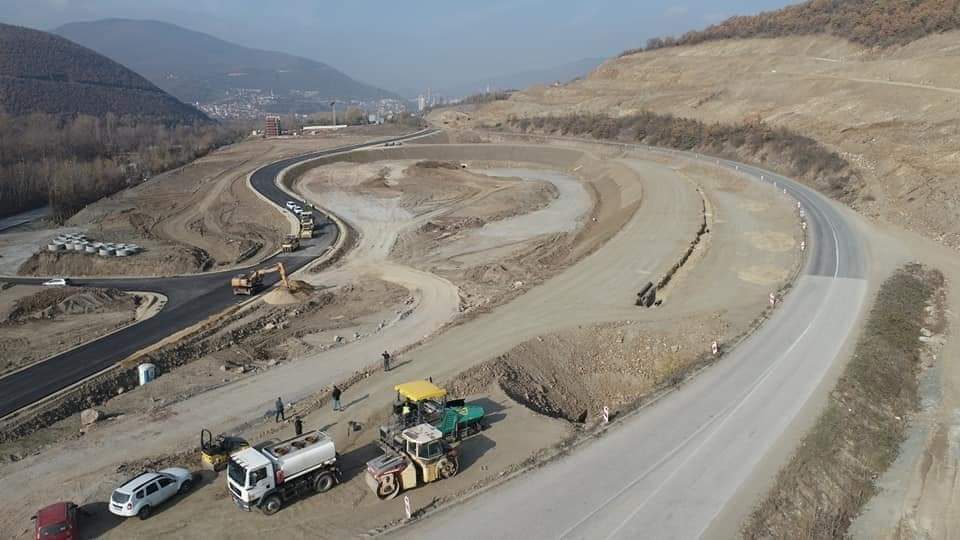 Autostrada Shkup-Bllacë sërish në pritje! Punimet vonohen për shkak të procedurave burokratike