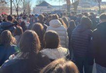 Nxënësit e Gjimnazit të Tetovës protestojnë para policisë për shkak të alarmeve të rreme për bomba