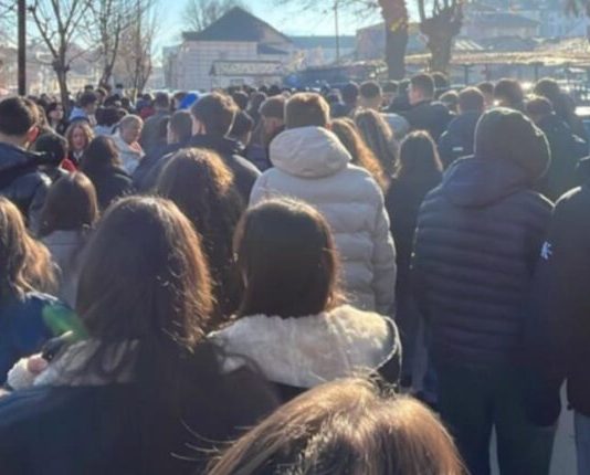 Nxënësit e Gjimnazit të Tetovës protestojnë para policisë për shkak të alarmeve të rreme për bomba