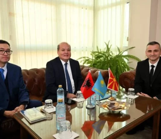 Kryetari i Dibrës, Fisnik Mela, priti në takim zyrtar ambasadorin e Kazakistanit