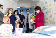 Në prag të Vitit të Ri, Siljanovska Davkova i vizitoi fëmijët në klinikat për fëmijë në Shkup