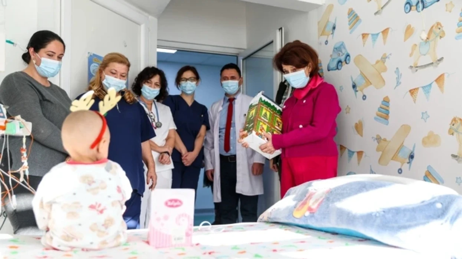 Në prag të Vitit të Ri  Siljanovska Davkova i vizitoi fëmijët në klinikat për fëmijë në Shkup