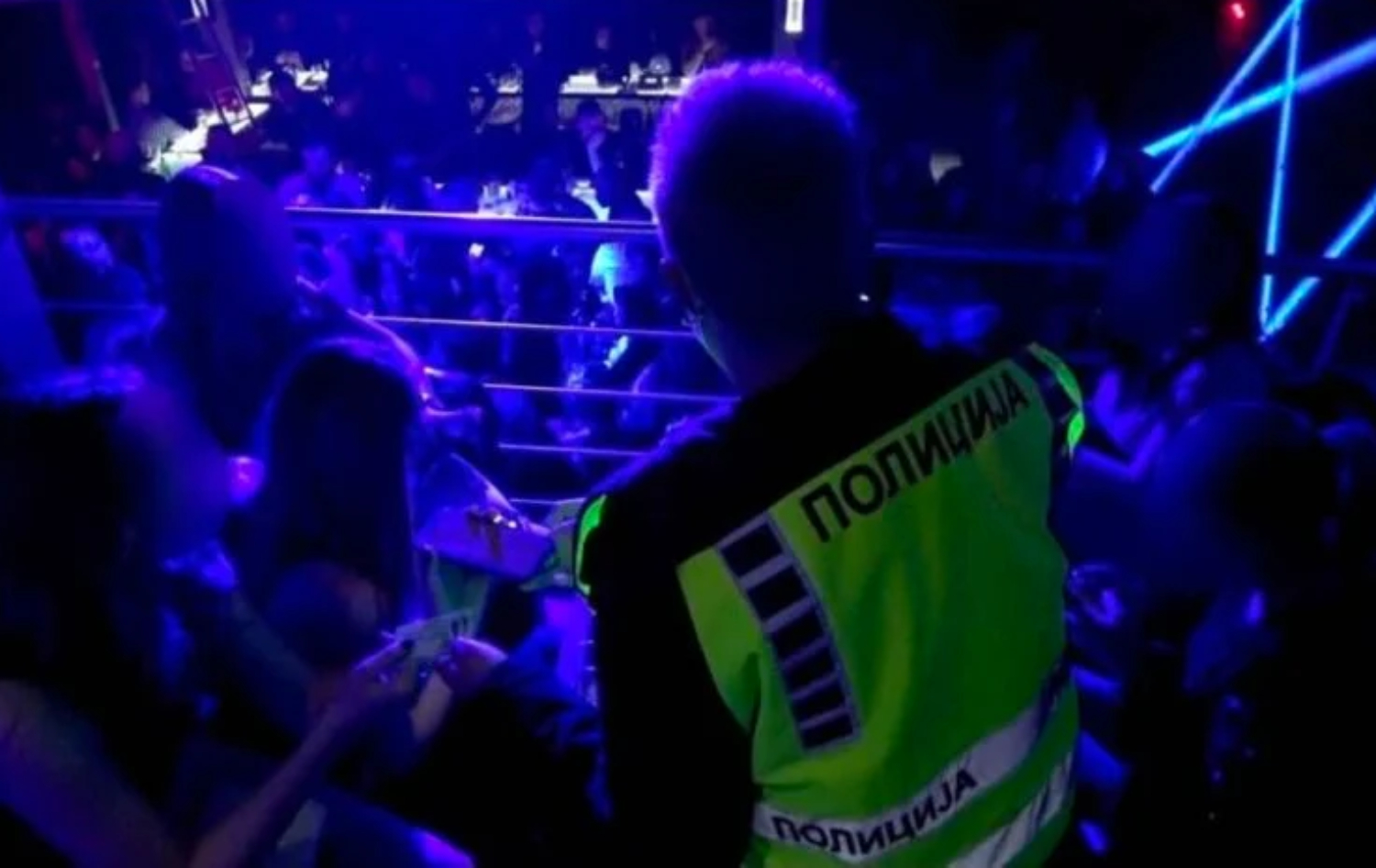 kontrolle-policore-ne-kumanove-14-te-mitur-kapen-pas-mesnate-ne-lokale-njeri-nen-ndikimin-e-alkoolit