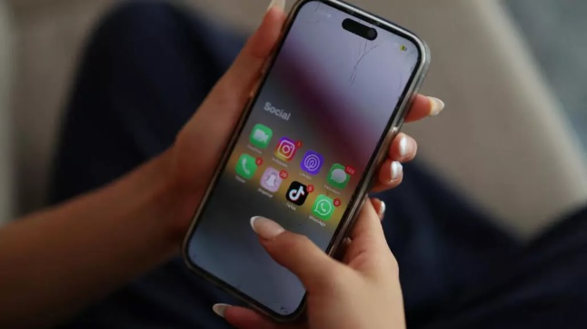 Franca drejt kufizimit të rrjeteve sociale për të miturit