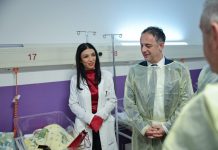 Ministri Aliu në vizitë tradicionale të Vitit të Ri te foshnjat e para të lindura në vitin 2026