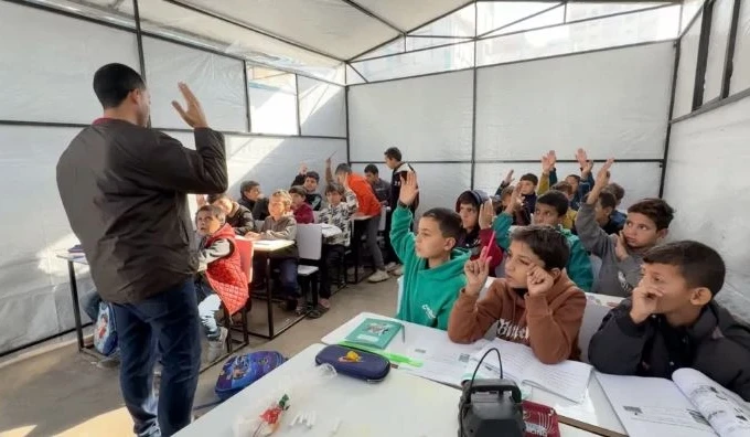 Fëmijët në Gazë i kthehen shkollës pas dy vjetësh lufte