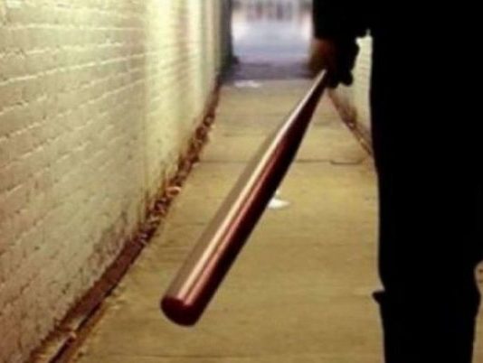 54-vjeçari me shkop druri e sulmon 67-vjeçaren në Gostivar