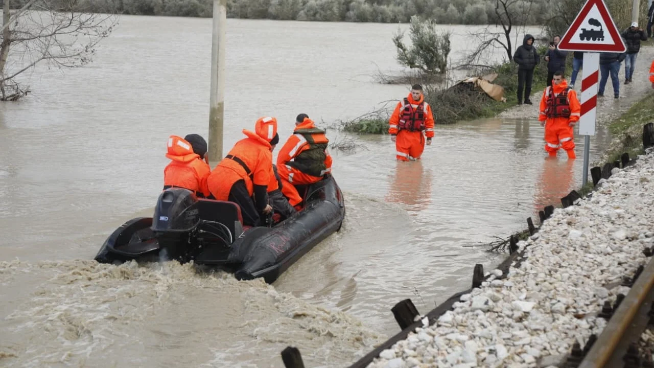 mbi-13-mije-hektare-toke-e-permbytur-dhe-1-587-banesa-nen-uje-ne-shqiperi