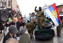 ‘Rama’, ‘Trump’, ‘Putin’, persona me maska ushtarake dhe flamur serb në karnavalin e Vevçanit (Foto)