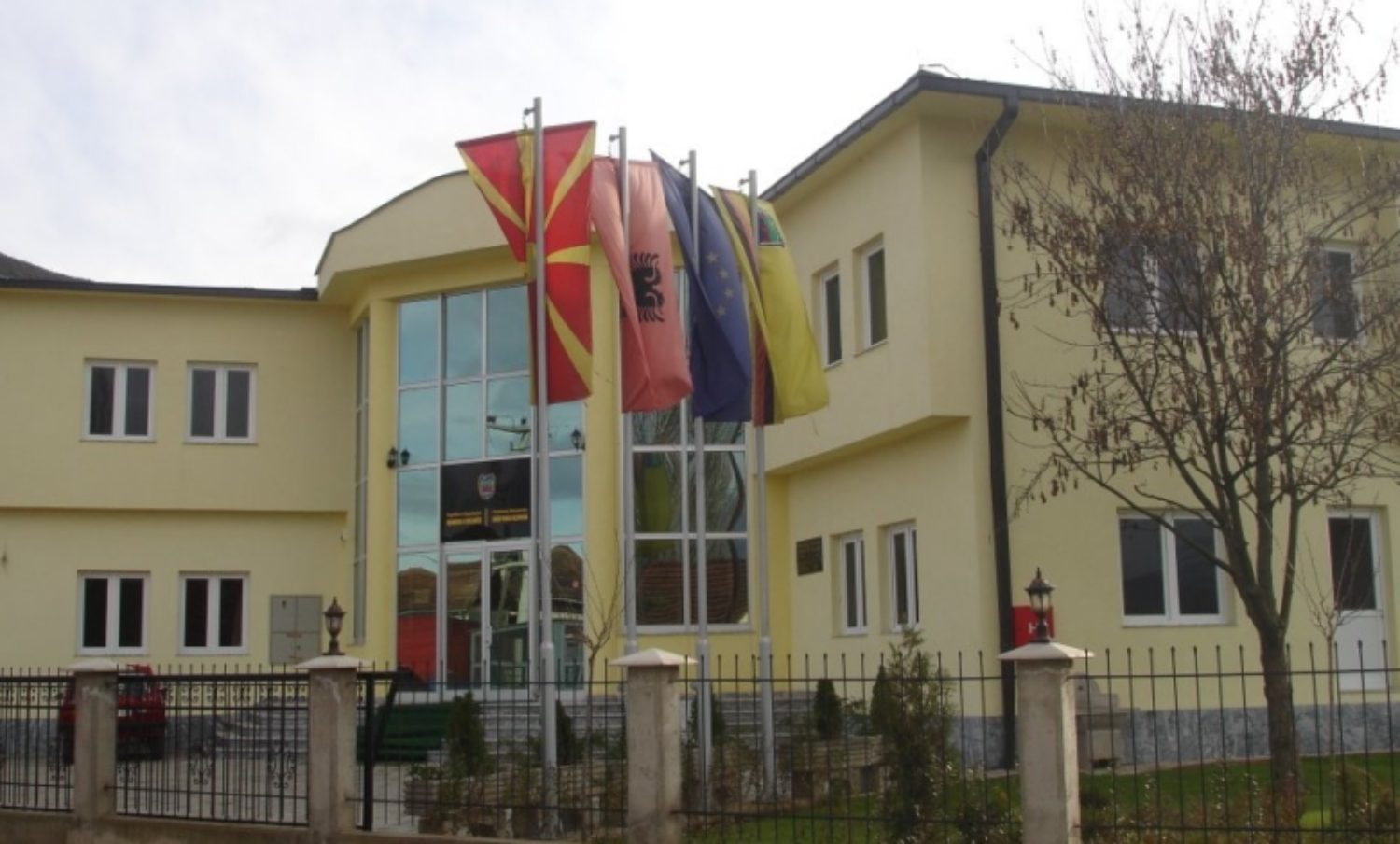 Kërcënoi me mjet të mprehtë kryetarin e Komunës së Zhelinës, privohet nga liria 34 vjeçari