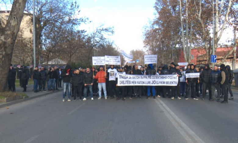 proteste-ne-shkup-kerkohet-rishqyrtimi-i-denimit-prej-11-vjet-burg-per-faton-lurin