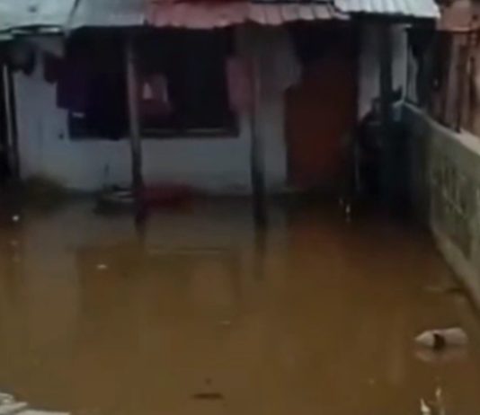 Përmbytje në disa shtëpi në lagjen e romëve në Kërçovë! QMK: Evakuohen banorët e rrugës “Prilepska”