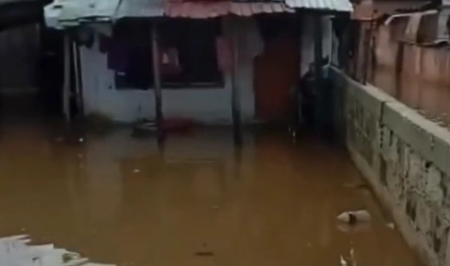 permbytje-ne-disa-shtepi-ne-lagjen-e-romeve-ne-kercove-qmk-evakuohen-banoret-e-rruges-prilepska