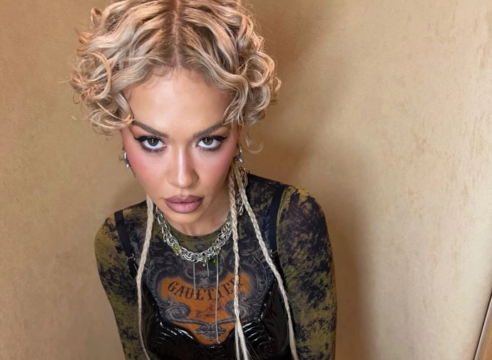 Rita Ora merr vëmendjen me dukjen atraktive nga koncerti në Alpet e Austrisë