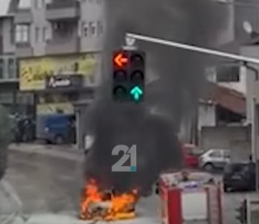 Njëra veturë u shkrumbua, tjetra u dëmtua! Policia me detaje rreth zjarrit në afërsi të Dyqangjikut