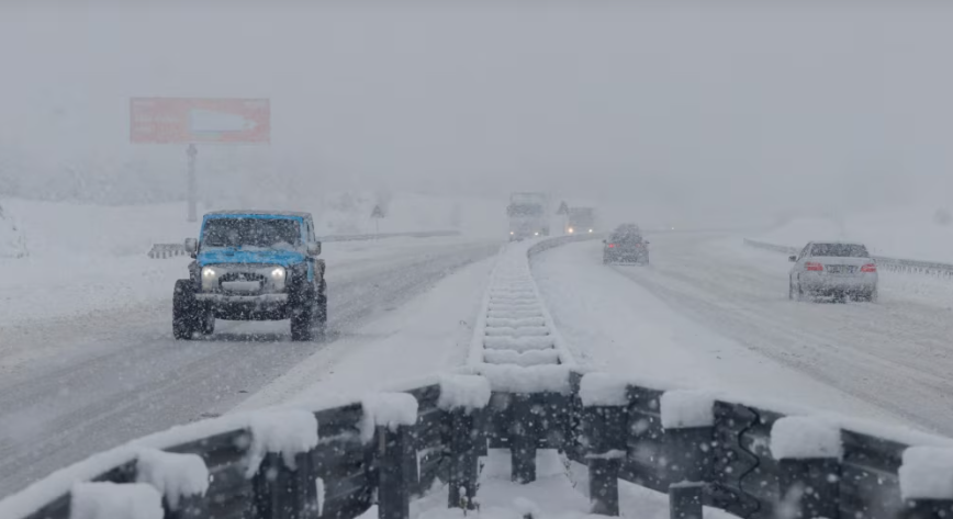 Bëhet apel për kujdes në trafik pas reshjeve të borës