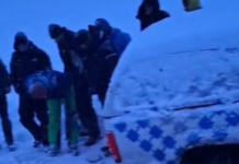 Shpëtohen dy shkupjanë që kishin mbetur të bllokuar në borë me veturë “VW Amarok”