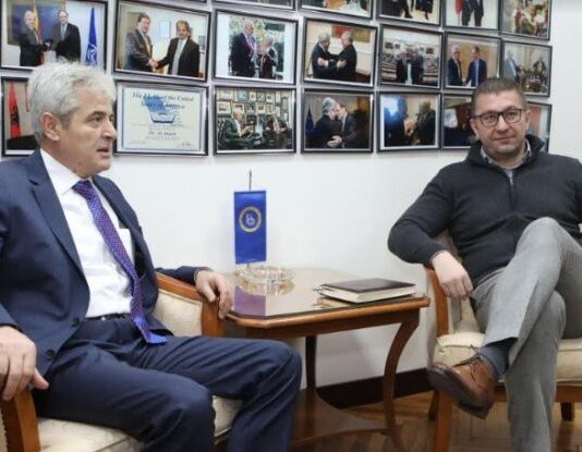 A do të ketë takim Ahmeti-Mickoski, kush po taktizon?