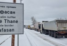 Trafiku në pikat kufitare është bllokuar vetëm për automjetet e rënda transportuese!