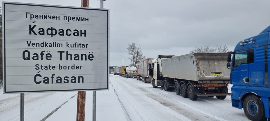 Trafiku në pikat kufitare është bllokuar vetëm për automjetet e rënda transportuese 