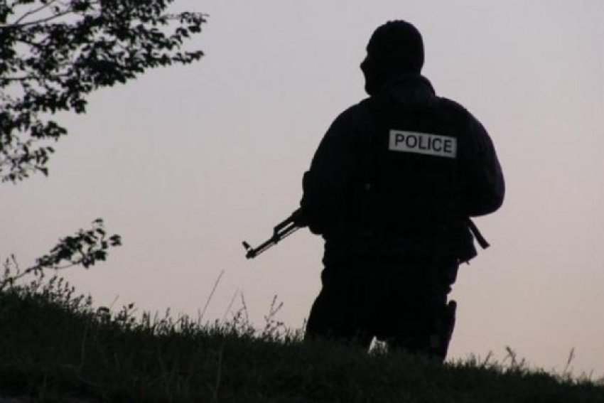 Shtetasi i Maqedonisë e kalon kufirin ilegalisht në “Bllacë”, kapet me armë zjarri në Kosovë