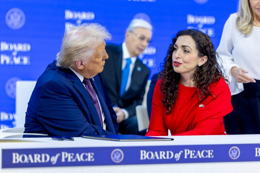 Osmani tregon bisedën me Trump në Davos  Më dha mesazh për Kosovën