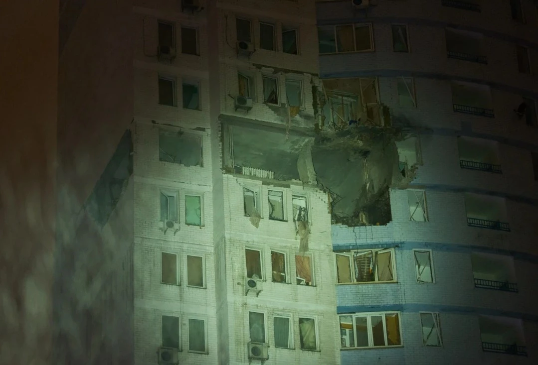 Dronët ukrainas i vënë flakën një depoje nafte në Rusi