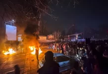 CNN: Skena tmerri në Teheran, familje që kërkojnë të afërmit mes qindra kufomave