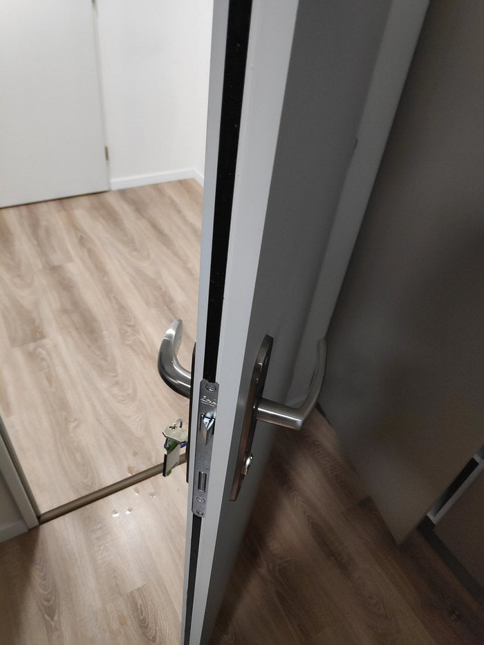 Në vend që t’ia montazhojnë dyertë, ia “avulluan” 600 euro