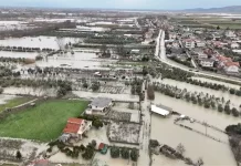 48 orë nën ujë, banorët e fshatit Ferras në Fier fillojnë pastrimin e banesave pas tërheqjes së ujit