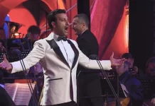 Ramë Lahaj këndon shqip në Shën Petersburg të Rusisë, promovon kulturën dhe këngën vendase atje