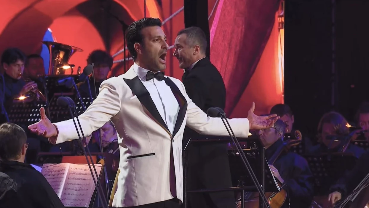 Ramë Lahaj këndon shqip në Shën Petersburg të Rusisë, promovon kulturën dhe këngën vendase atje