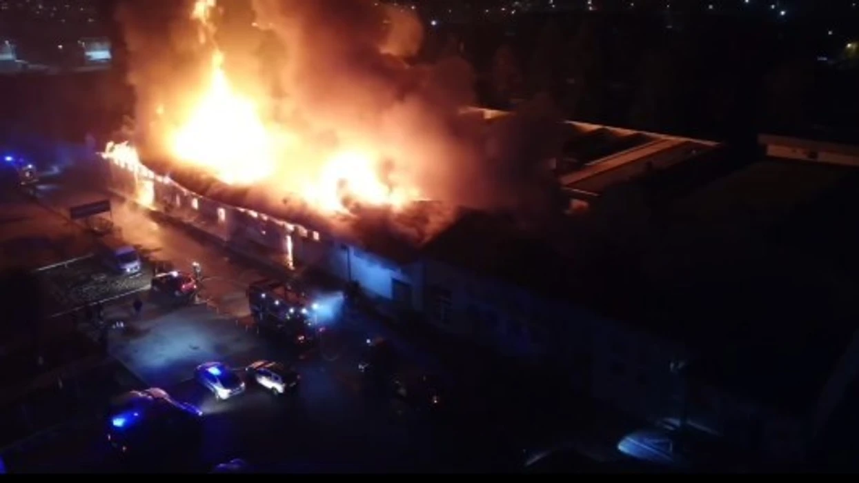 Zjarri më i madh në historinë e Novi Pazarit   digjen fabrika  gurore dhe depo