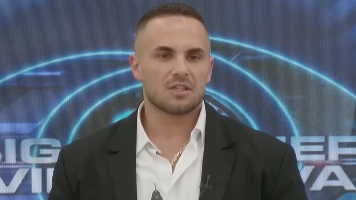 Publiku nxjerr jashtë shtëpisë Eduard Kuçin