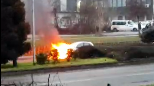 Makina përfshihet nga flakët para Televizionit shtetërorë në Shkup (MRTV)