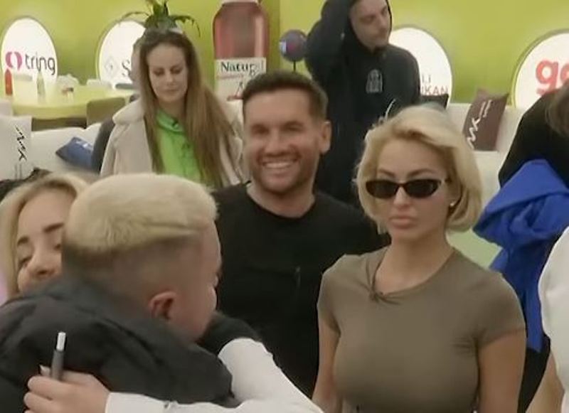 Labi kthehet nga ceremonia e vorrimit të gjyshit të tij  mirëpritet nga banorët